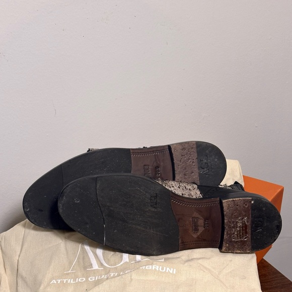 Black Leather ankle boots with brogue trim, bow accents. Box & dust bag included - Picture 4 of 9